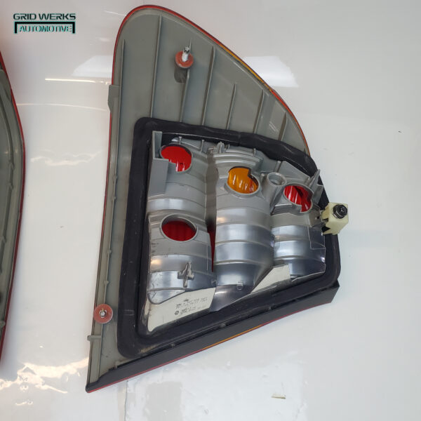 01-05 BMW E46 TAIL LIGHT PAIR 6907934 + 6907933 - Image 6