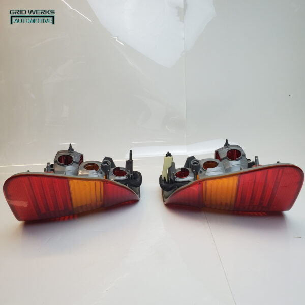 01-05 BMW E46 TAIL LIGHT PAIR 6907934 + 6907933 - Image 4