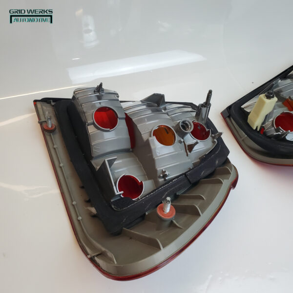01-05 BMW E46 TAIL LIGHT PAIR 6907934 + 6907933 - Image 3